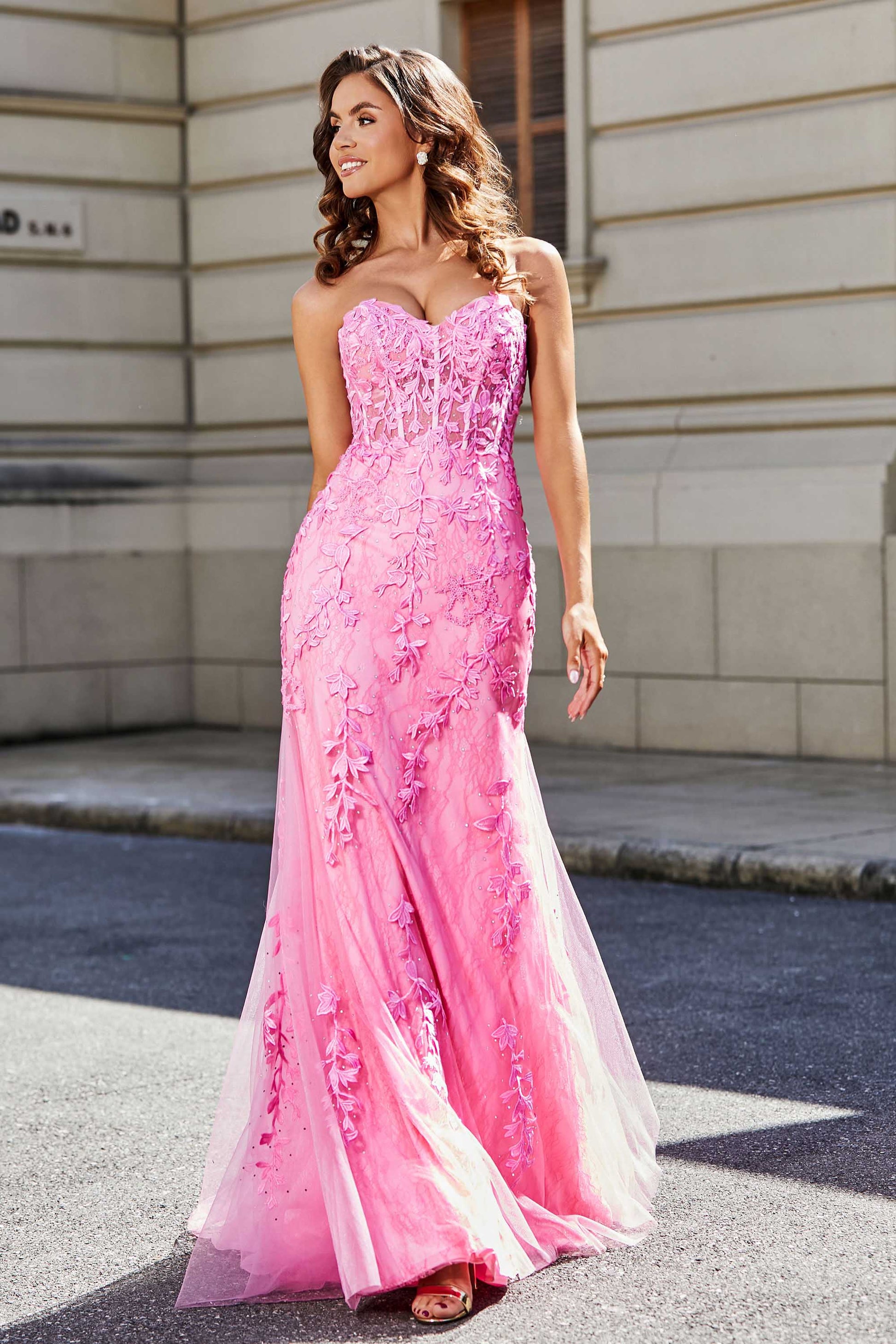 Abito lungo in tulle con corpetto a bustino e pizzo applicato