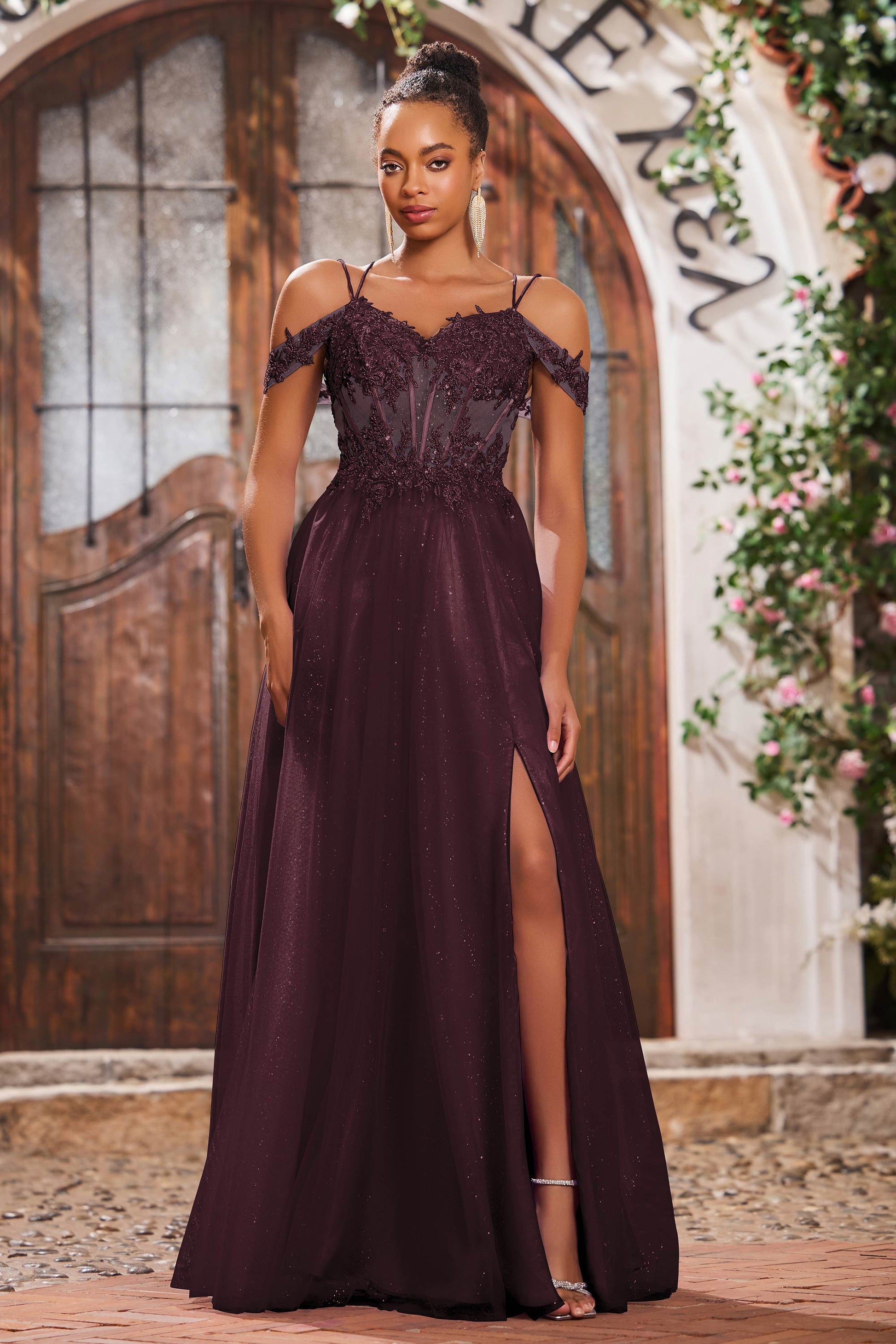 Abiti lunghi in tulle con applicazioni di perline e spalle