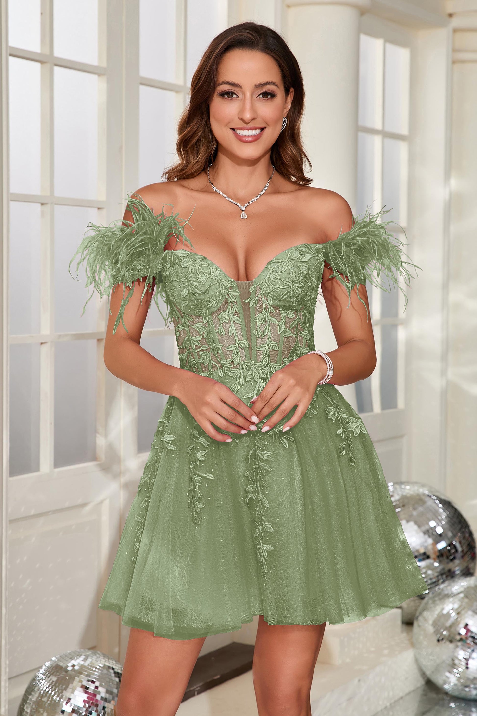 Abito corto in tulle con piume, spalle scoperte e applicazioni – IT Abito corto in tulle con piume, spalle scoperte e applicazioni – IT