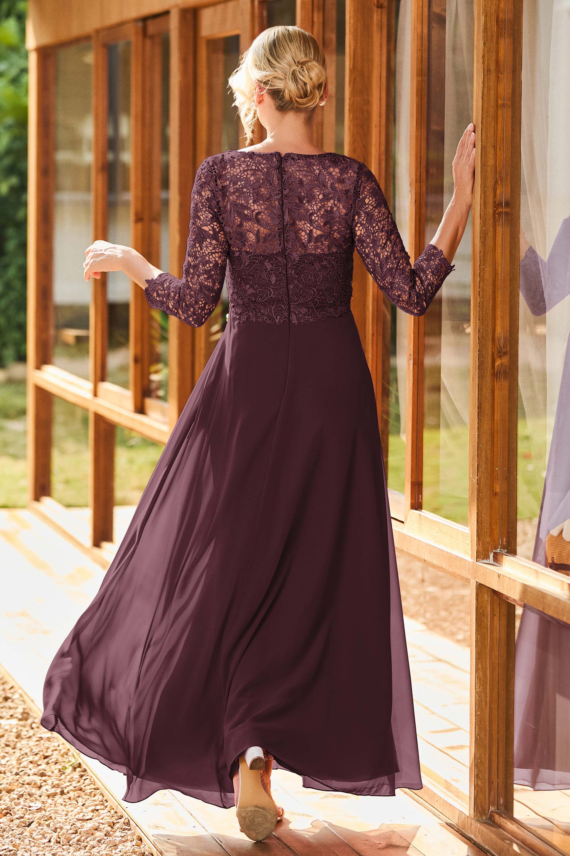 Abito lungo in chiffon con scollo rotondo e corpetto in pizzo