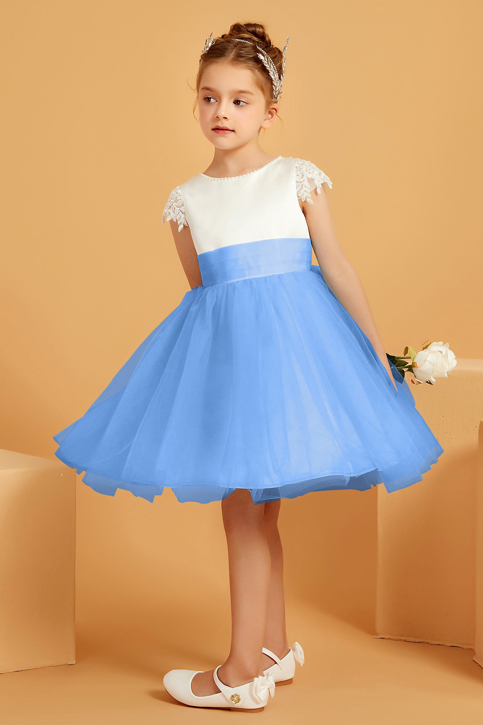 Vestito damigella bambina in raso con scollo rotondo perline e fiocco – IT Vestito damigella bambina in raso con scollo rotondo perline e fiocco – IT