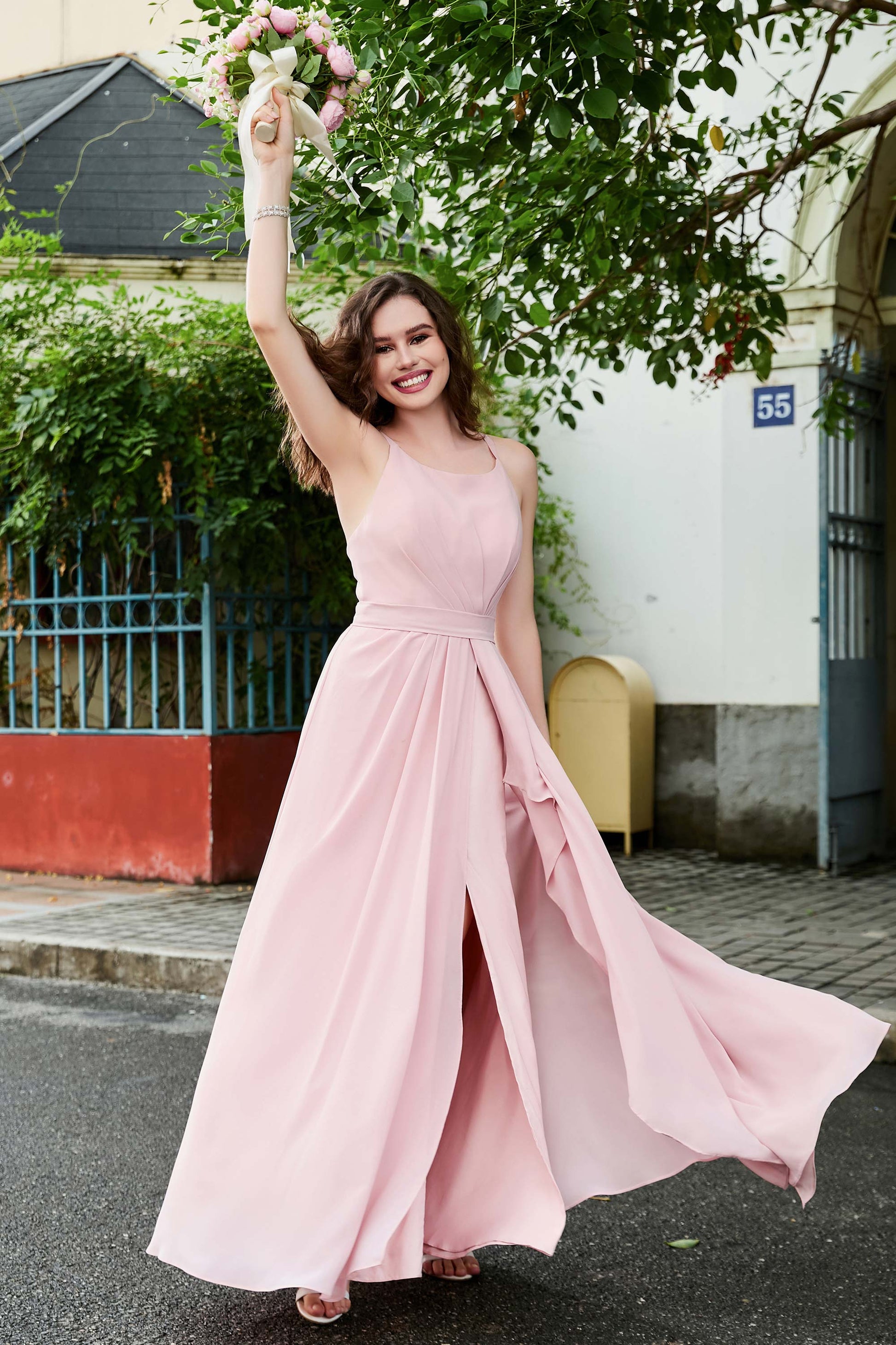 Abito Lungo in Chiffon con Spacco e Collo all'Americana e Volant