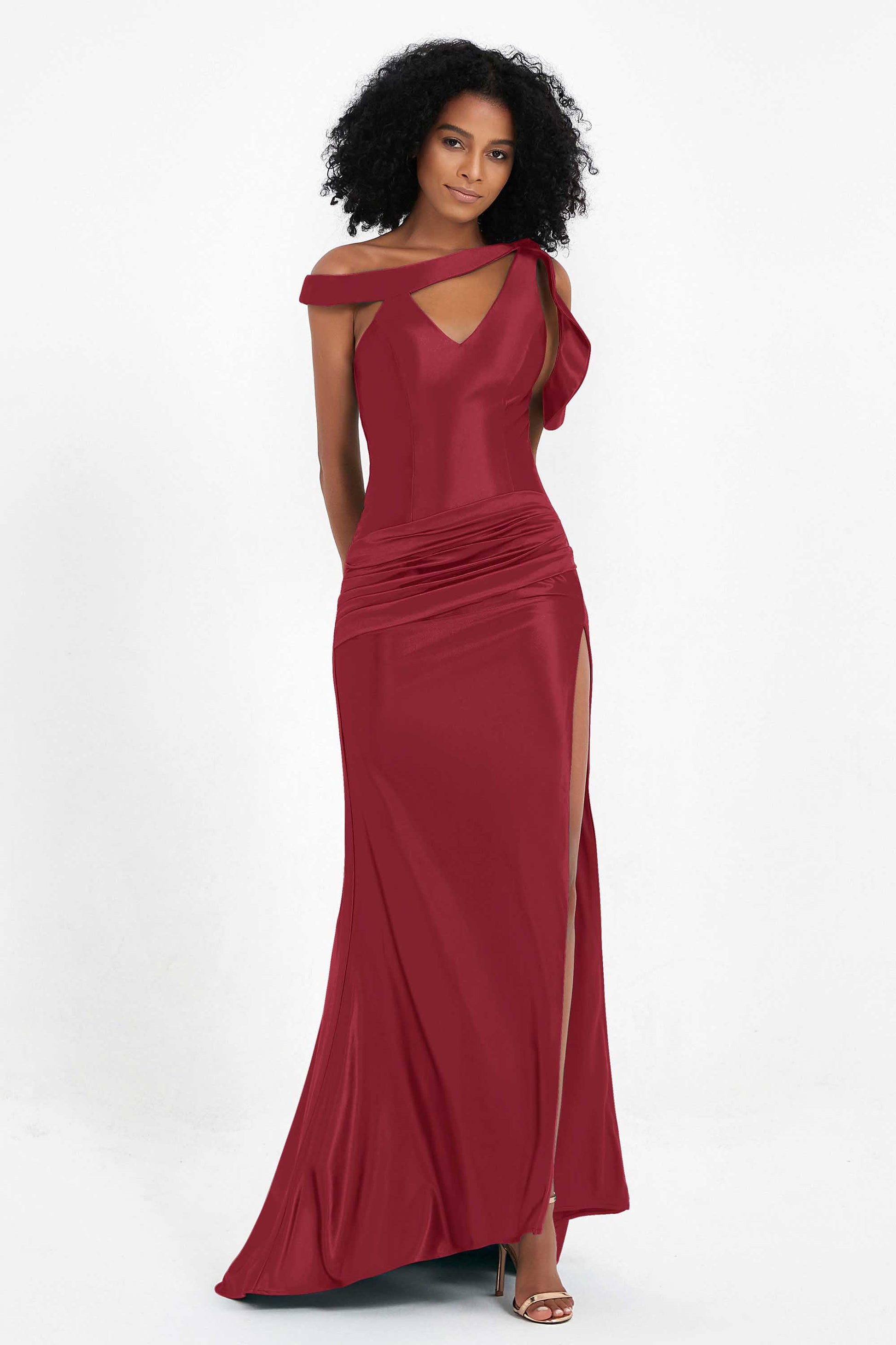 Abito da sera in pizzo bordeaux con spalle scoperte per feste e matrimoni Abito da sera in pizzo bordeaux con spalle scoperte per feste e matrimoni